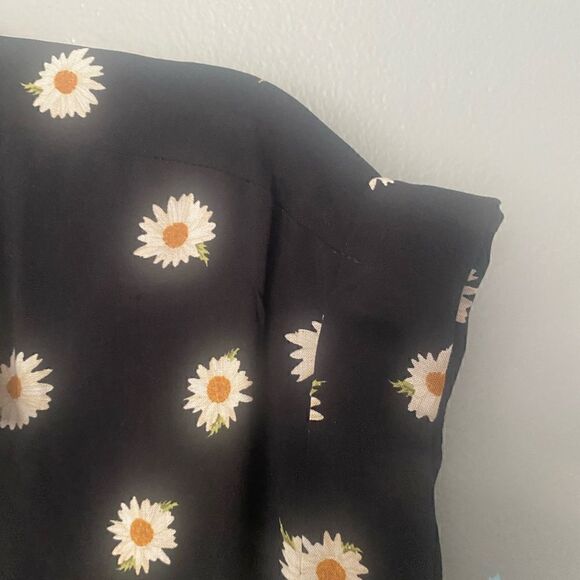 NWT Belle Du Jour black floral cap sleeve button down blouse Large - Picture 3 of 10